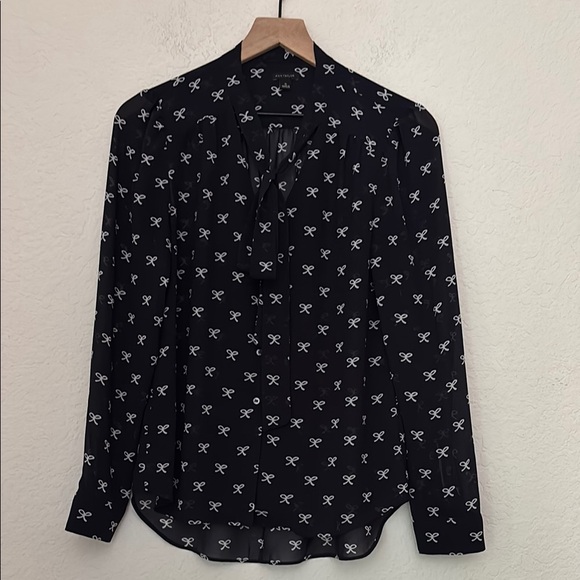 Ann Taylor tie neck  Navy Blouse with White Bow Design size small - Picture 1 of 6